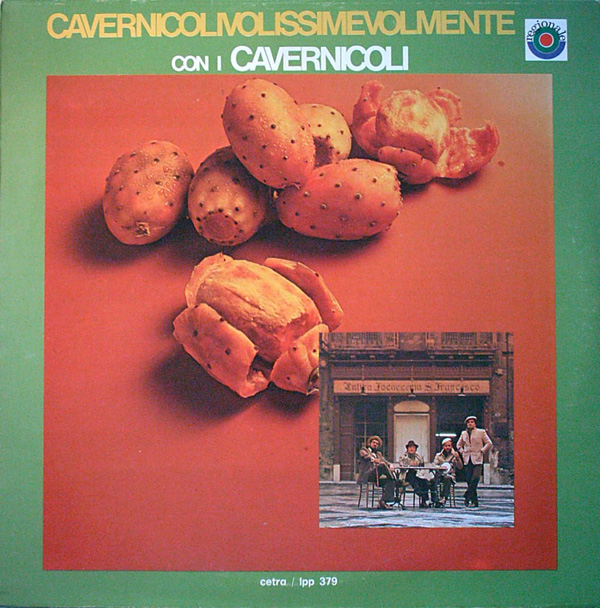 Copertina - con fichi d'india in toni arancio e piccola foto del gruppo; cornice verde